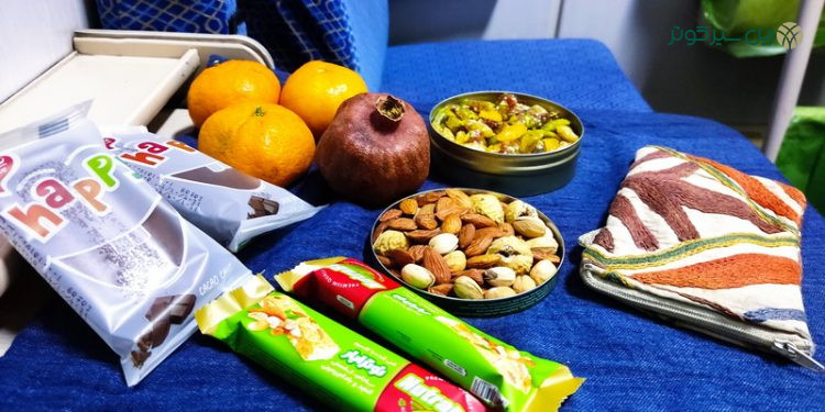 سفره شب یلدا در قطار
