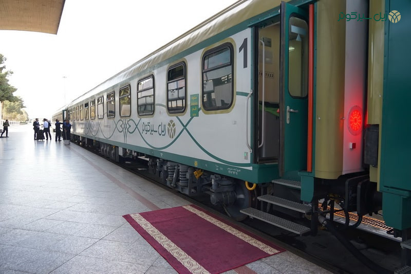 قطار پنج ستاره زمرد در ایستگاه مشهد