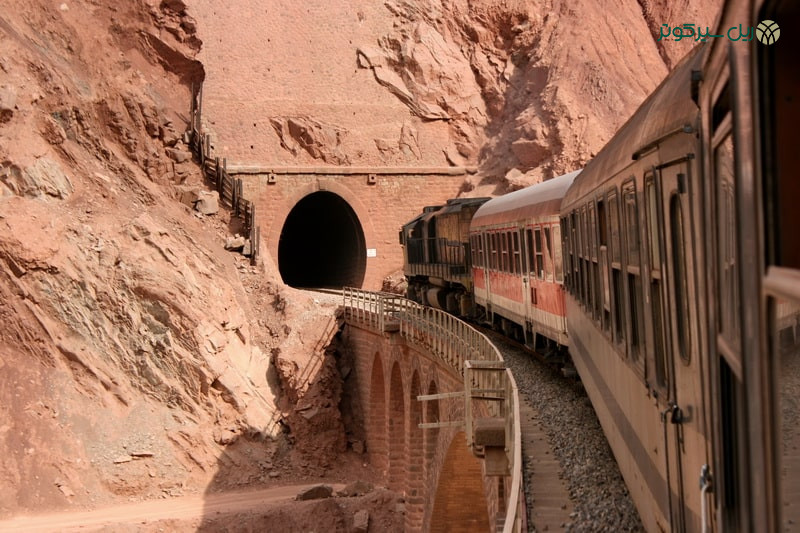 عبور قطار از تونل