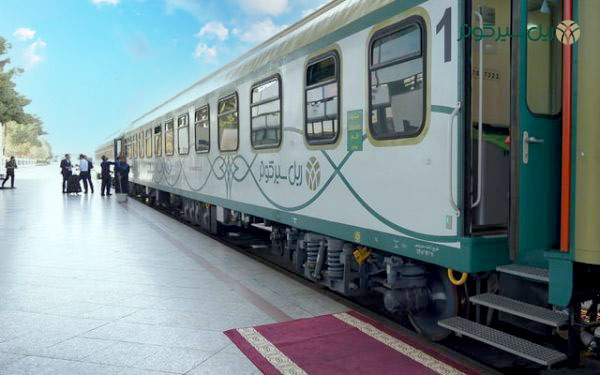 قطار پنج ستاره زمرد در ایستگاه مشهد